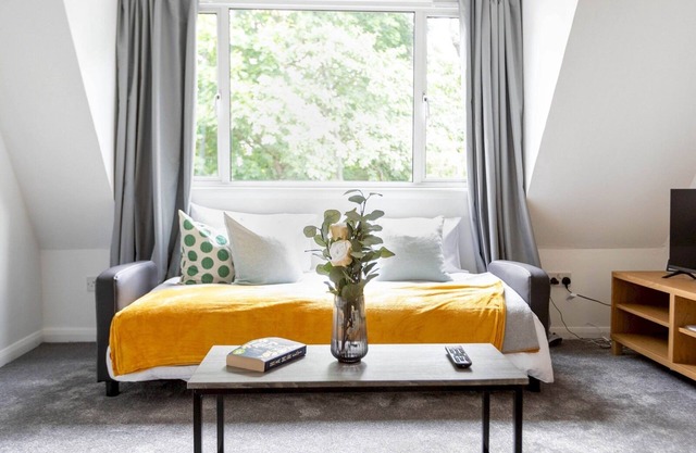 Pass the Keys | Cosy Studio for Business & Leisure