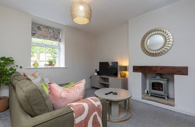 Pass the Keys | Foxglove Cottage – Cosy Countryside Retreat