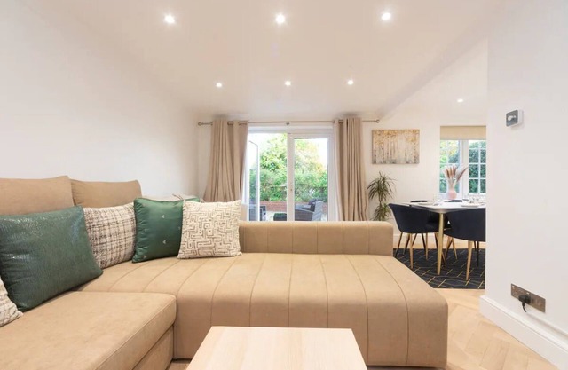 Pass the Keys | Gorgeous 4 BR House Near Station, mins to London