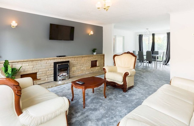 Pass the Keys | Large 4 Bed House near Warwick with Parking