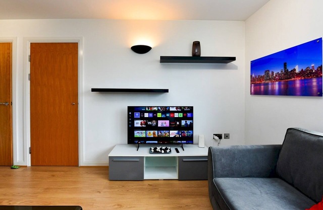 Pass the Keys | Modern 1-Bed Apartment with Parking|Century Wharf