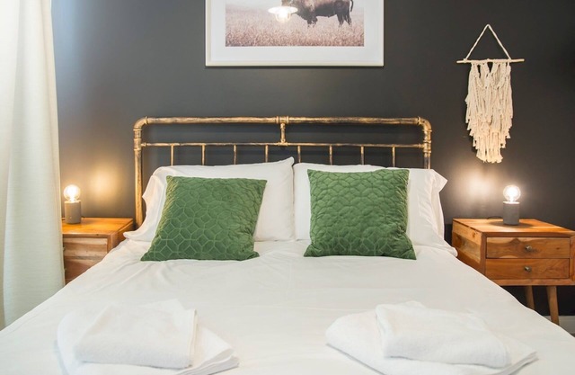 Pass the Keys | New modern Apt in the City & close to Stadiums