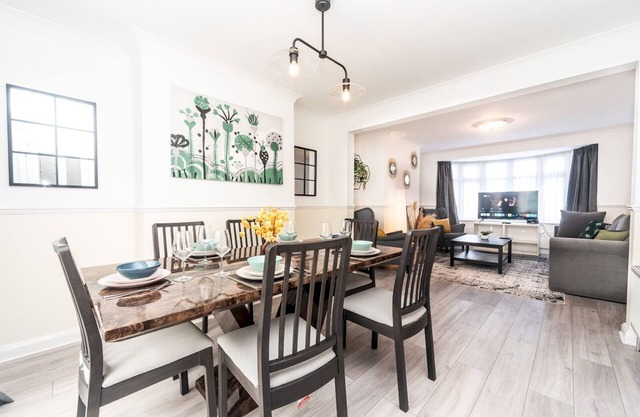 Pass the Keys | Spacious 4 Bed House Free Parking Near Station