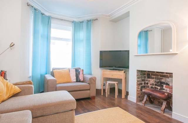 Pass the Keys | Spacious Victorian Canton home with Free Parking