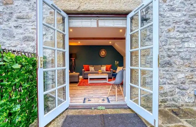 Pass the Keys | Stylish Bakewell Cottage with Free Parking