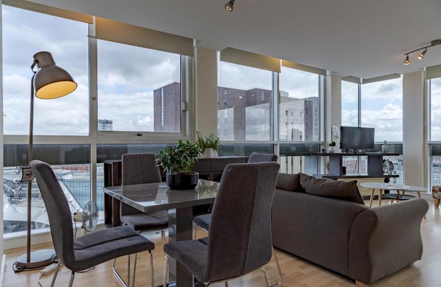 Pass the Keys Top Floor Penthouse 2 Bed Central City View