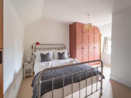 Pass the Keys Unicorn Cottage Rural Cotswold Escape