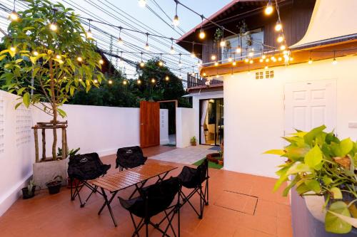 Patio Na Thapae, 5 mins walk to Thapae gate