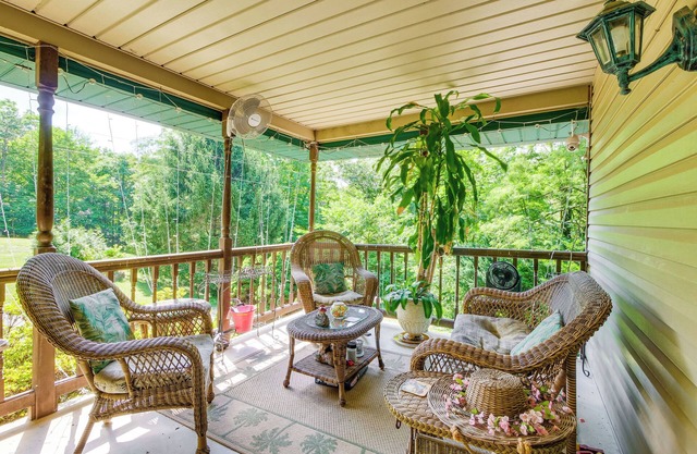 Patio & Nature Views: Fresno Getaway!