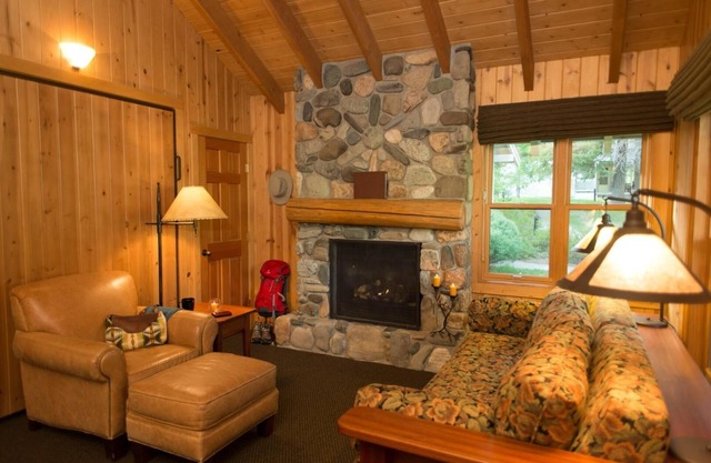 Patterson Lake Cabin Loft Suite - 2 Queen/1 Twin