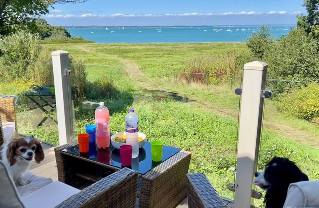 Paws a While! caravan with uninterrupted views of Solent and direct beach access