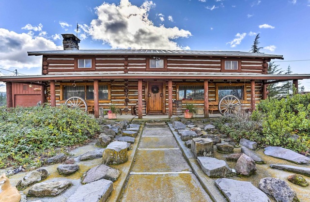 Paynes Creek Home w/Hot Tub and Views!