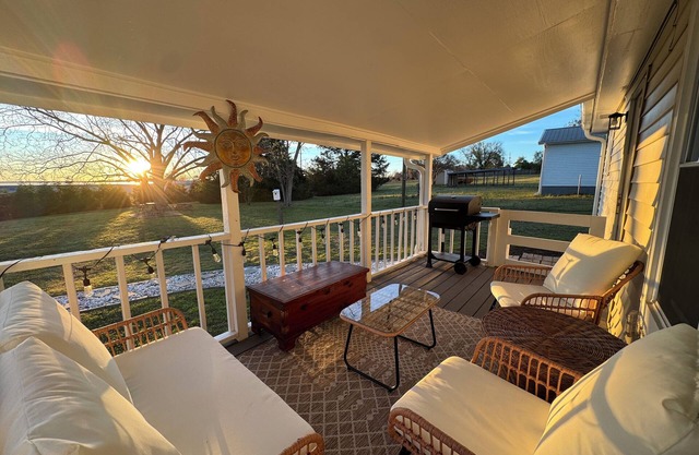 Peaceful and Charming Getaway 4-bedroom home in Braselton with WiFi, AC