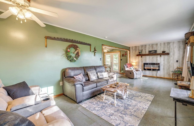 Peaceful Cassville Vacation Rental - Hike & Fish!