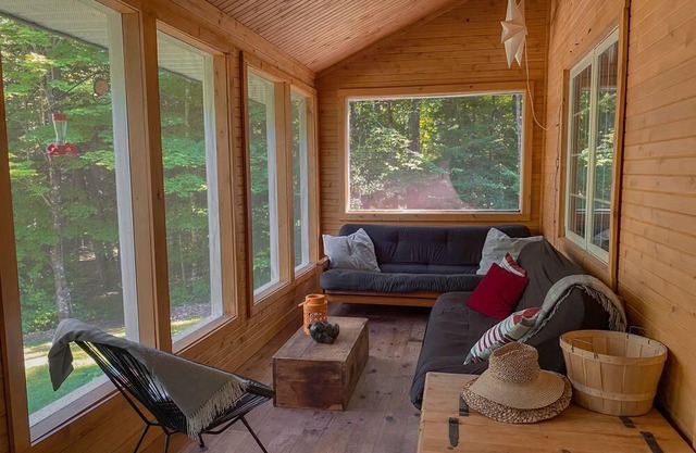 Peaceful cottage on tranquil lake