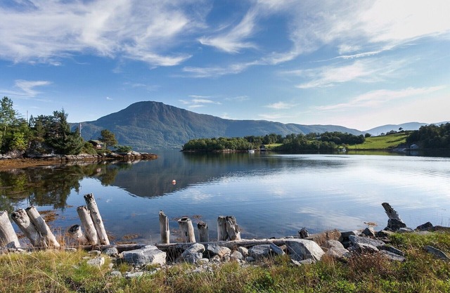 Peaceful countryside apartment near Ålesund. Fjord & Mountain views & garden