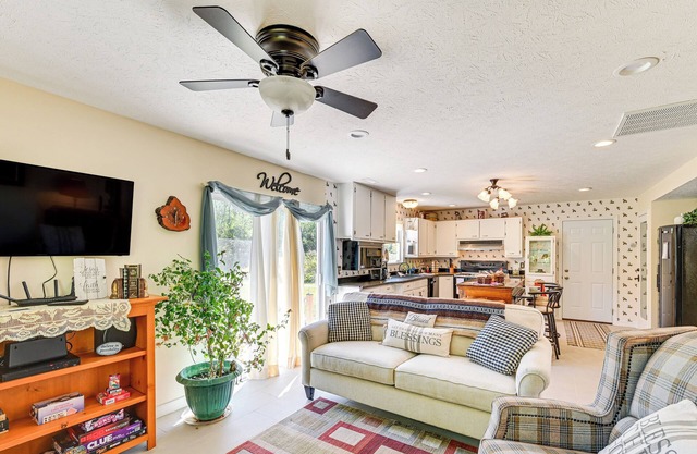 Peaceful Couple’s Getaway 4 Mi to Delphi!