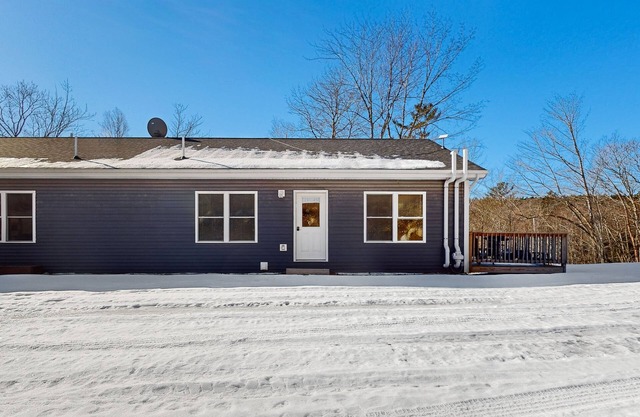 Peaceful duplex with private deck, peaceful views, grill, & private W/D