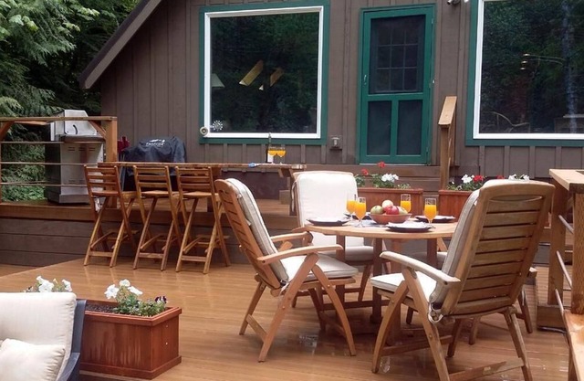 -Peaceful Eclectic Cabin, WiFi, Hot tub,pets welcome