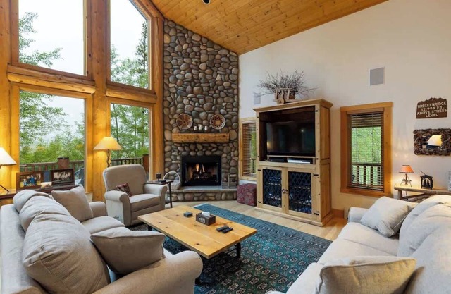 Peaceful Forest Getaway with Stunning Views