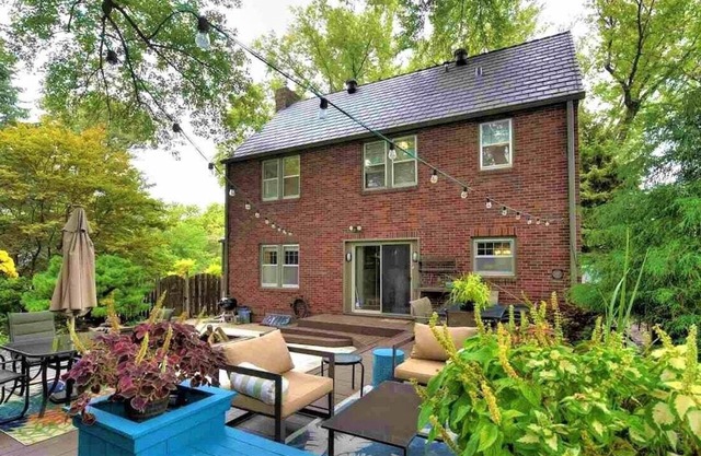 Peaceful Hillside Retreat, Firepit & Spacious Yard!