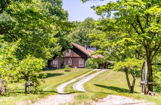 Peaceful, Large, Smoky Mountain View Log Home. Nestled in a quiet cove.