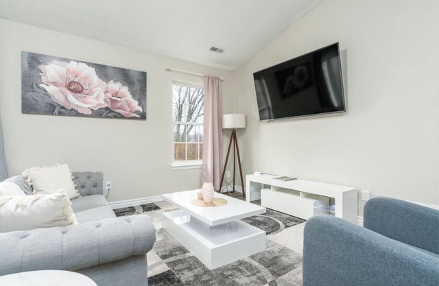 Peaceful Modern Home near Avon