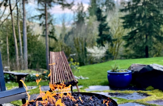 Peaceful Oasis In The Woods. nPrivate deck and entrance.