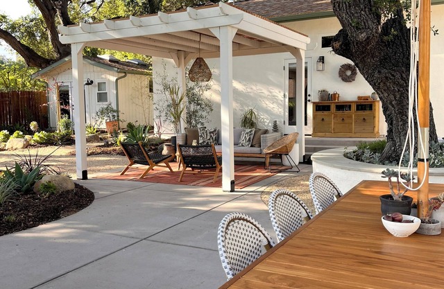 Peaceful Ojai estate, nestled in the oaks; 2,400 sq ft living space