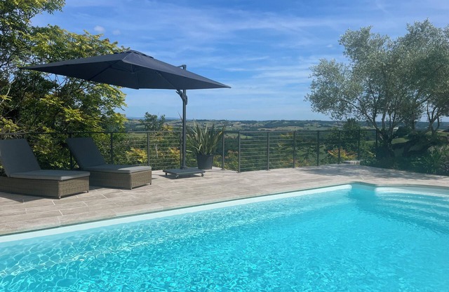 Peaceful retreat with salt pool and stunning panoramic views of the countryside