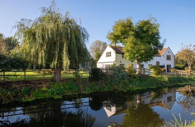 Peaceful Riverside Five Bed Cottage in Somerset