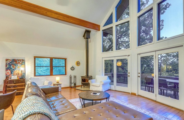 Peaceful Russellville Cabin Close to Lakes!