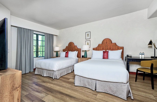 Peaceful Unit with Outdoor Pool, Balcony Free Parking in California