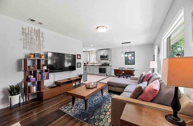 Peaceful White Rock Retreat : 3-Bedroom Zen Escape