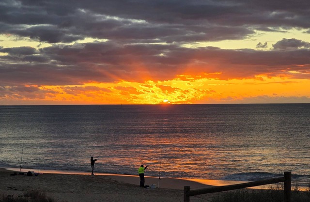 Peachy Keen - Beachfront in Silver Sands. Family + Pet friendly Mandurah base.