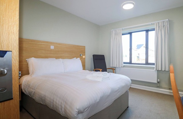 PEBBLE PATH AT MARINE COURT, family friendly in Littlehampton