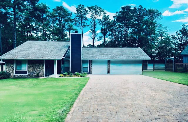 Peek a Boo Lake View home in beautiful Sam Rayburn neighborhood