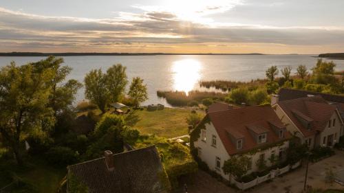 Peeneblick - Traumhaus in exklusiver Direktlage am Wasser mit eigenem Bootssteg für 8 Personen