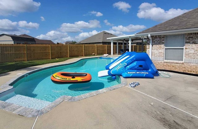 Pensacola Suburbs 🏊 inground salt water pool. Guests with large 👪 families.