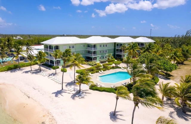 Penthouse 2 Bd/Bth Beachfront Condo w/Heated Pool