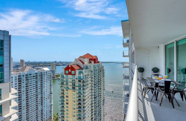 Penthouse APT w/Private Balcony King Bed Parking!