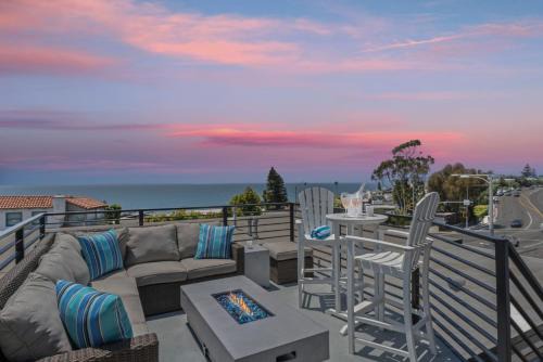 Penthouse Steps from Victoria Beach 180 degree ocean views