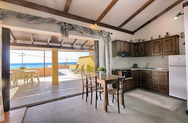 Penthouse Studio Patras mit Sonnenterrasse und Meerblick in Agios Goorgios Pagi