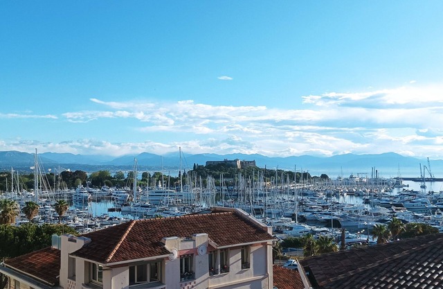 Penthouse with extraordinary view: sea and mountains port Vauban Cap d'Antibes