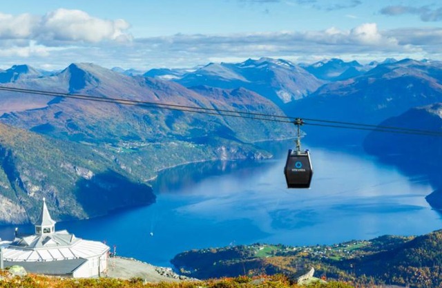 Penthouse with four bedrooms and two living rooms!