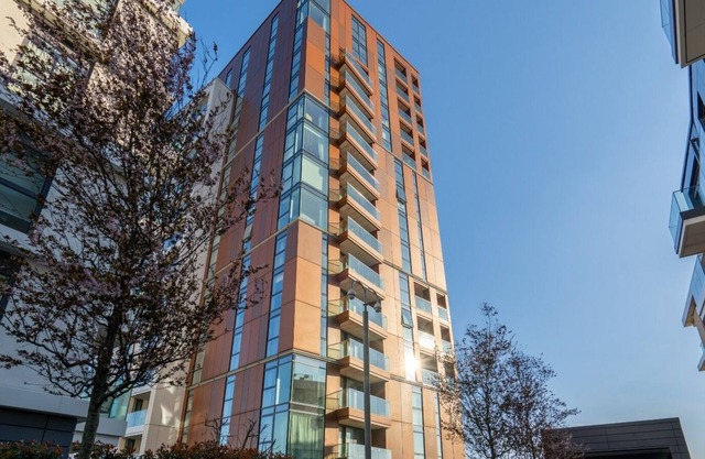 Penthouse with view 2 min from nine elms underground