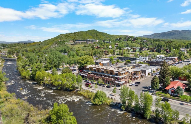 Perfect Downtown Location, Overlooking River and Emerald, 3BD/2.5 BA