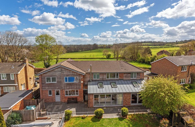 Perfect family getaway in the stunning Test Valley with a swimming pool!