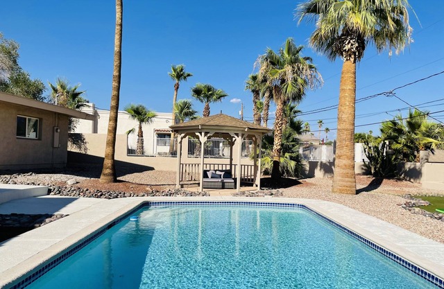 Perfect for Big Groups & Multiple Families! Lake Views, Great Entertaining Areas