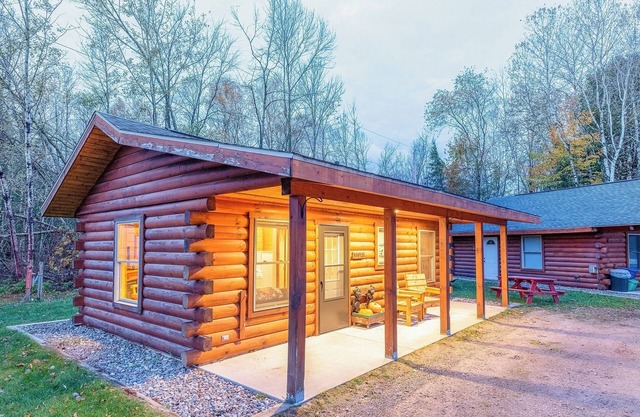 Perfect for Couples, Pet Friendly, Bear Theme, Log Cabin, Fireplace